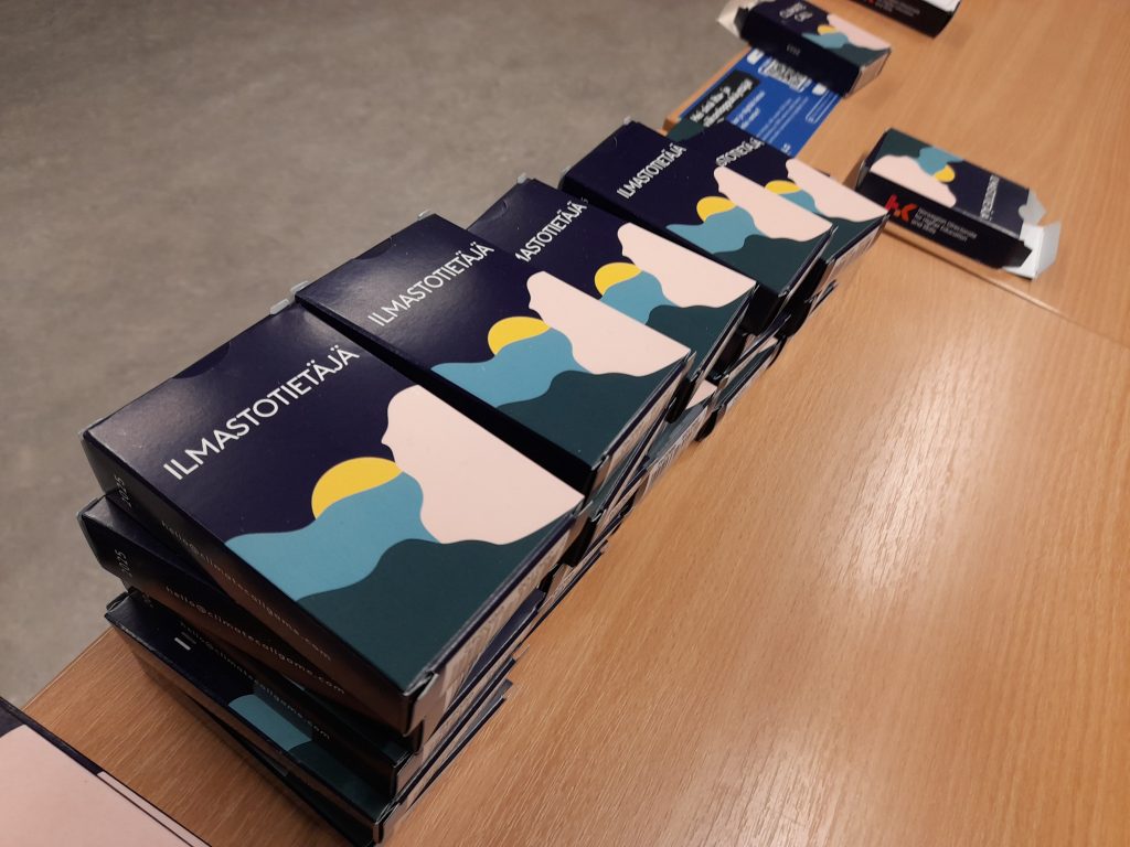 Ilmastotietäjä, the Finnish version of the Climate Call card game